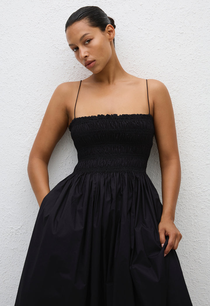 【関税込み】Matteau ブラック Shirred Bodice ミニワンピース Matteau: ブラック Shirred Bodice ミニワンピース | SSENSE 日本